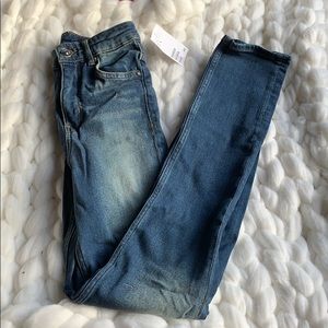 😁 DIVIDED NWT Size 2 High Waist Slim Jeans
